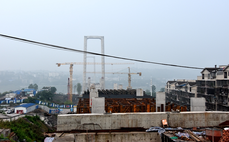 泸州长江二桥沥青混凝土摊铺施工作业顺利推进(图2)