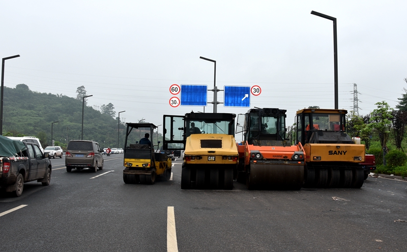 泸州长江二桥沥青混凝土摊铺施工作业顺利推进(图3)