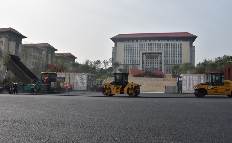 中共泸州市委党校(新校区)北侧主干道沥青混凝土路面施工正加紧进行(图2)
