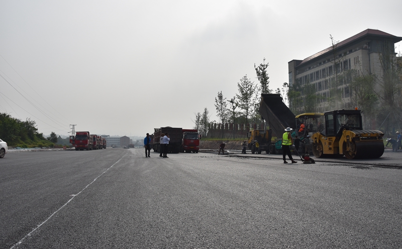 中共泸州市委党校(新校区)北侧主干道沥青混凝土路面施工正加紧进行(图3)