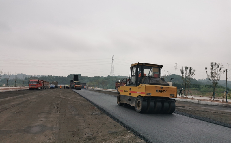 长湿新城骨干道路项目南北干道路沥青混凝土路面施工作业推进中