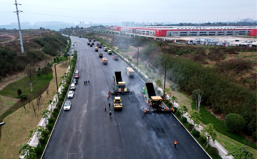 泸州长江二桥北桥引道段沥青混凝土摊铺作业中